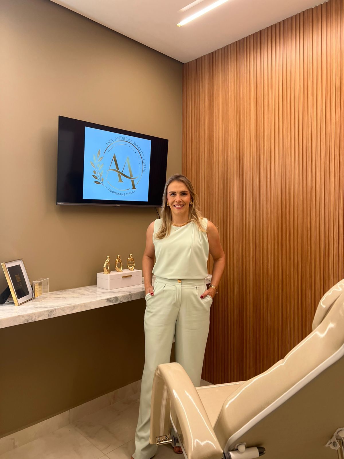 Dra. Andressa M. Artur em seu consultório de fisioterapia e estética