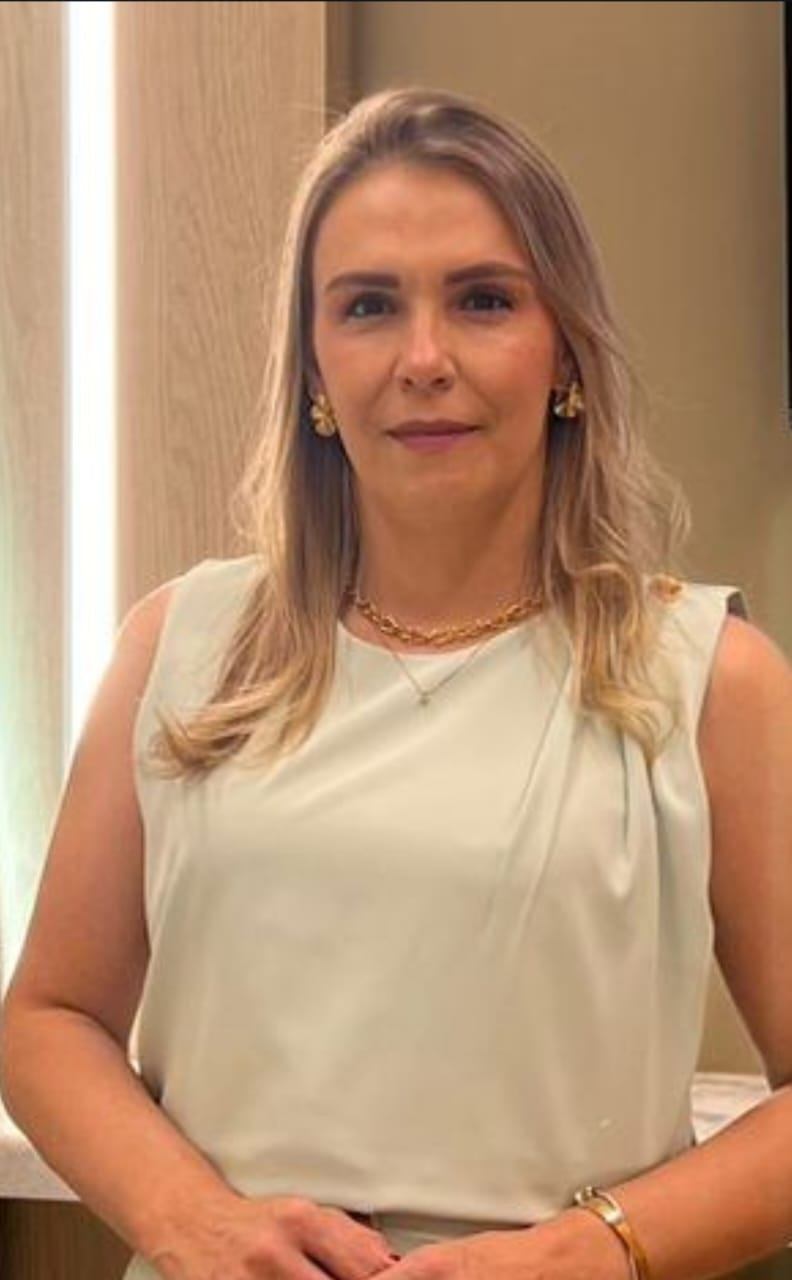 Dra. Andressa M. Artur, fisioterapeuta e especialista em estética, em seu consultório